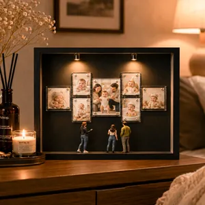Gros plan sur une boîte d'ombre de musée DIY avec éclairage chaud et photos