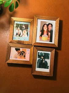 Primer plano detallado de cuatro marcos de madera de nogal de primera calidad para fotos Instax Mini