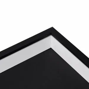 Vista dettagliata di una cornice a cassetta nera con venature del legno e 3 cm di profondità