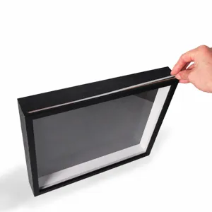 Dettaglio della cornice shadow box DIY che mostra l'apertura superiore con guarnizione bianca.