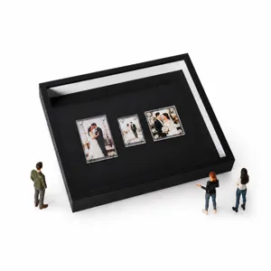 Vista dettagliata della cornice magnetica shadow box per ricordi di nozze personalizzati