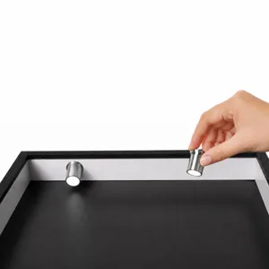 Dettaglio delle mini luci LED magnetiche fissate a una cornice nera fai-da-te