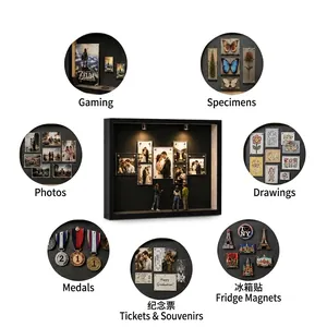 Vue détaillée de la vitrine montrant les options pour photos, médailles et objets de collection.