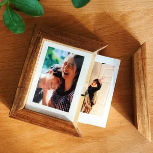 Primer plano de marco desmontable de madera de nogal para minifotos Instax de 3 pulgadas.