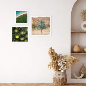 Cadres photo carrés blancs en bois pour décoration murale dans une pièce moderne