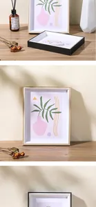 Marcos de fotos de madera nórdicos modernos con arte abstracto en una mesa de madera