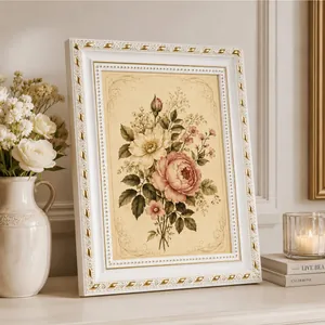 Elegante marco de fotos vintage europeo blanco y dorado con motivos florales grabados
