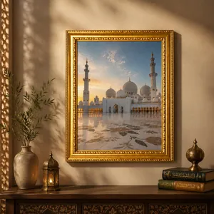 Prunkvoller goldener Vintage-Bilderrahmen mit Kunstwerk einer nahöstlichen Moschee