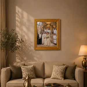 Eleganter verzierter goldener Bilderrahmen in einem luxuriösen orientalischen Raum