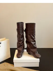 Detail van vintage bruine gaiter laarzen met gesp en een breed kuitontwerp voor dames.