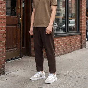 Gedetailleerde weergave van stijlvolle beige sneakers in een stedelijke omgeving