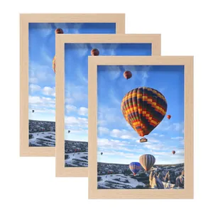 Lot de trois cadres photo en bois clair naturel avec impressions de montgolfières