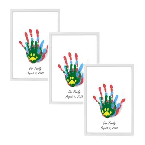 Set mit drei weißen Bilderrahmen mit bunten Familien- und Haustier-Handabdruck-Kunst