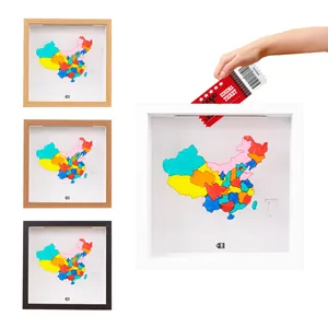 Cadre vitrine pour souvenirs de voyage avec carte colorée et finitions en bois variées