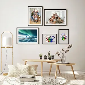 Familien-Handabdruck-Fotorahmen-Set in einem modernen Wohnzimmer