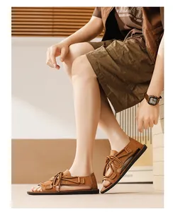 Detail van bruine casual herensandalen met vetersluiting voor zomerse stranduitjes.