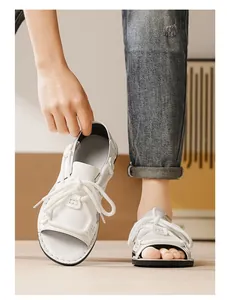 Detailweergave van witte herenstrandsandalen met dikke touwveters en een open teen
