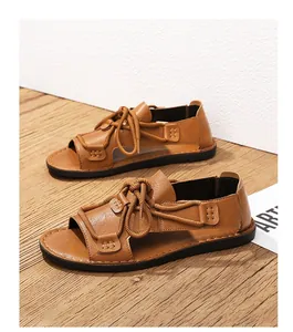 Gedetailleerd overzicht van bruine leren herensandalen met touwdetails en een zwarte zool