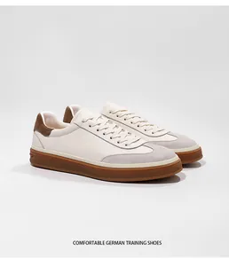 Bequeme weiße Leder German Training Shoes mit grauem Wildleder-Akzent und Gummisohle