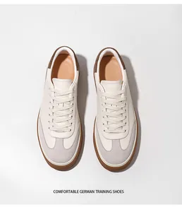 Draufsicht klassischer cremefarbener German Training Shoes mit grauen Wildlederdetails