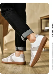 Dettaglio ravvicinato di sneaker GAT bianche retrò con suole in gomma