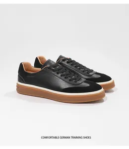 Detailansicht klassischer schwarzer Leder-German-Training-Schuhe mit brauner Gummisohle.