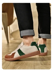 Primo piano di sneaker retro German Army Trainer in beige, verde e marrone.