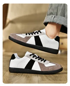 Dettaglio di sneaker vintage GAT con pannelli in camoscio su pavimento in legno
