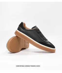 Detaillierte Seitenansicht hochwertiger schwarzer Leder-Bundeswehr-Sneaker mit Gummisohle