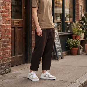 Volledig zicht op klassieke wit-beige German Army Trainers GAT sneakers op model