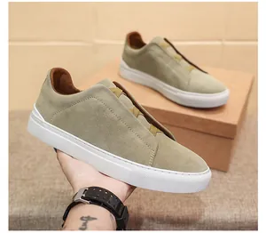 Mocassini premium in pelle scamosciata kaki da uomo con suola piatta in gomma bianca