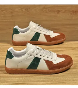 Vista laterale dettagliata di sneaker vintage German Army su superficie in legno