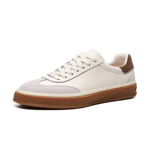 Elegante cremefarbene Leder-Sneaker mit grauen Wildlederakzenten und klassischer Gummisohle