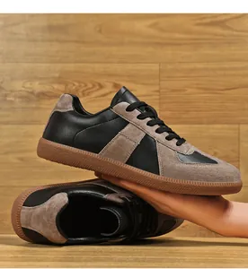 Vista dettagliata di sneaker retrò stile German Army Trainer in nero e marrone