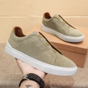 Mocassini casual da uomo in pelle scamosciata kaki con suola bianca in vero cuoio