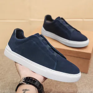 Mocassini da uomo in pelle scamosciata blu navy con suole piatte in gomma bianca