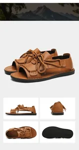 Meerhoekig zicht van bruine casual herensandalen met dikke touwveters en zwarte zool.
