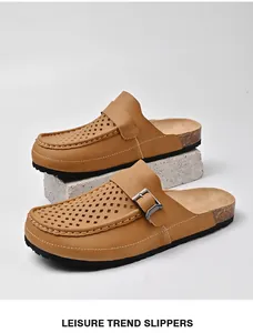 Detailaufnahme brauner Herren-Pantoletten aus Leder mit atmungsaktivem Laser-Cut-Muster