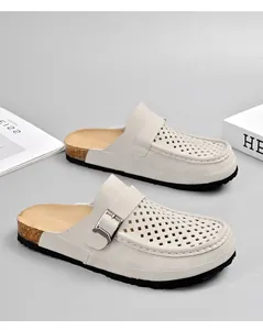 Detaillierte Seitenansicht atmungsaktiver Herren-Clogs mit perforiertem Obermaterial und Korksohle