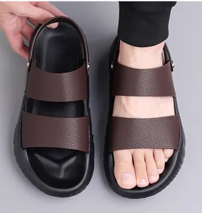 Vue de dessus de sandales en cuir marron pour hommes avec brides texturées et semelle souple