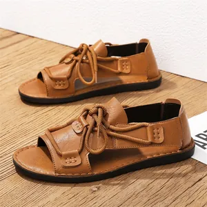 Casual herensandalen van bruin leer met een stijlvol veterontwerp voor op het strand