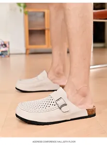 Nahaufnahme von atmungsaktiven beigen Herren-Clogs aus Hohlmaterial, drinnen getragen.