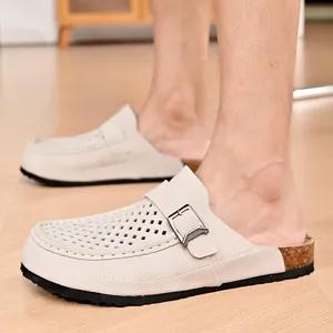Atmungsaktive beige Herren-Pantoletten mit Metallschnalle und Korksohlen-Design.