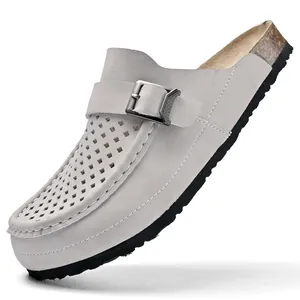 Atmungsaktive Herren-Clogs in Grau mit perforiertem Obermaterial und Metallschnalle