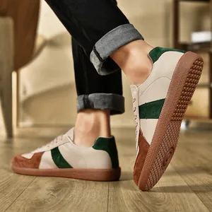 Vista dettagliata delle sneaker GAT retrò con inserti in camoscio verde e marrone.