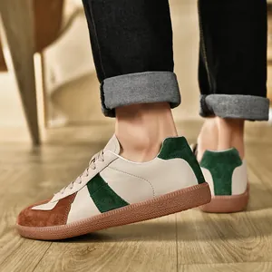 Dettaglio di sneaker retrò GAT in crema, verde e marrone con camoscio.