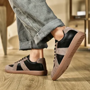 Sneaker rétro GAT ai piedi con classici pannelli neri e grigi e suola in gomma marrone