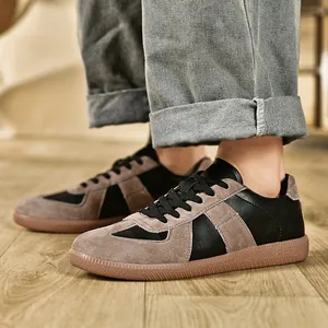 Vista ai piedi delle sneakers GAT vintage in pelle nera e camoscio marrone