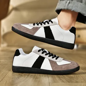 Sneakers GAT rétro classiche in pelle scamosciata bianca e grigia con dettagli neri