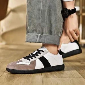 Dettaglio delle sneaker GAT uomo retrò in pelle bianca e inserti in pelle scamosciata